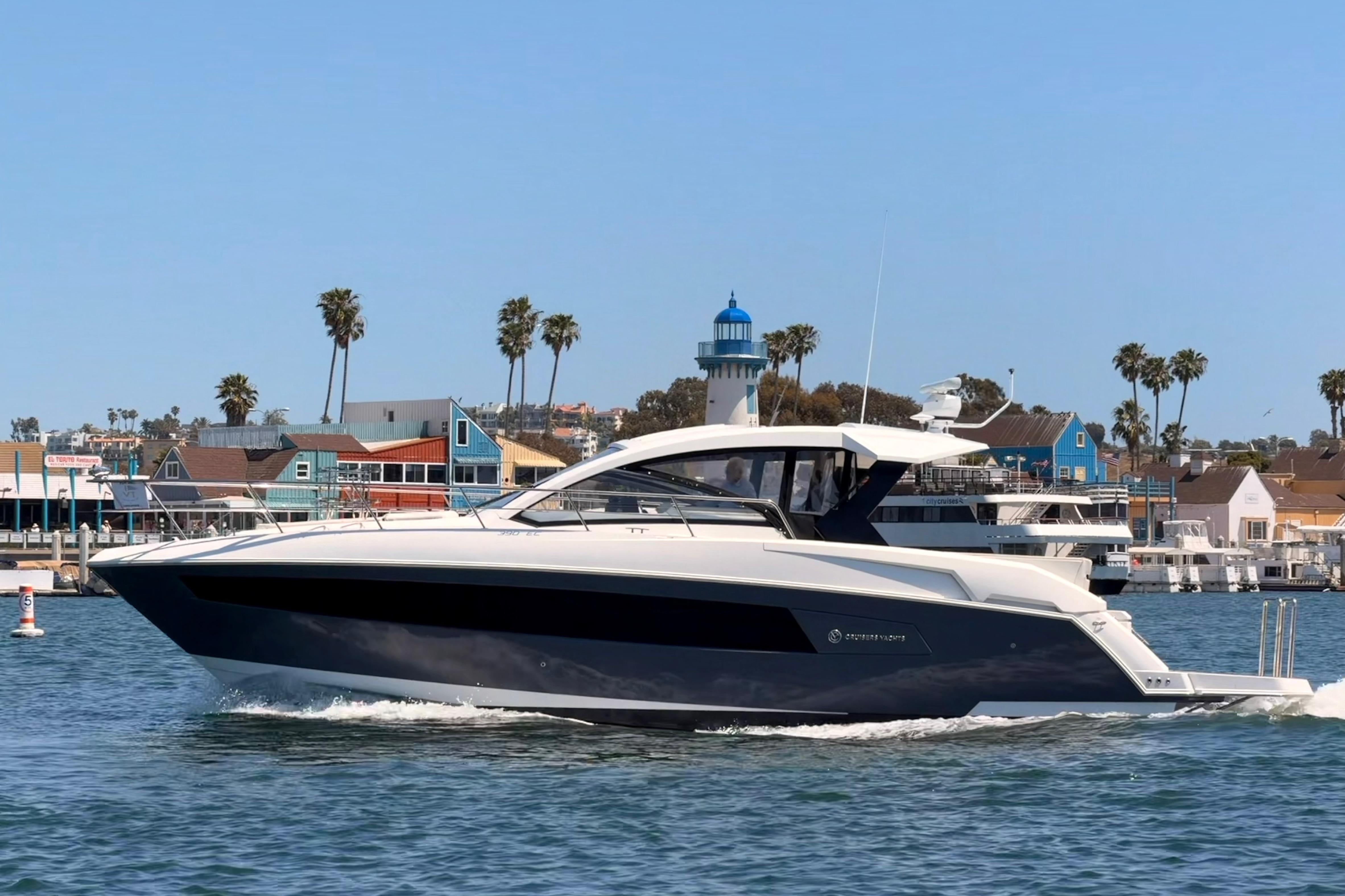 2020 Cruisers Yachts 390 Express Coupe