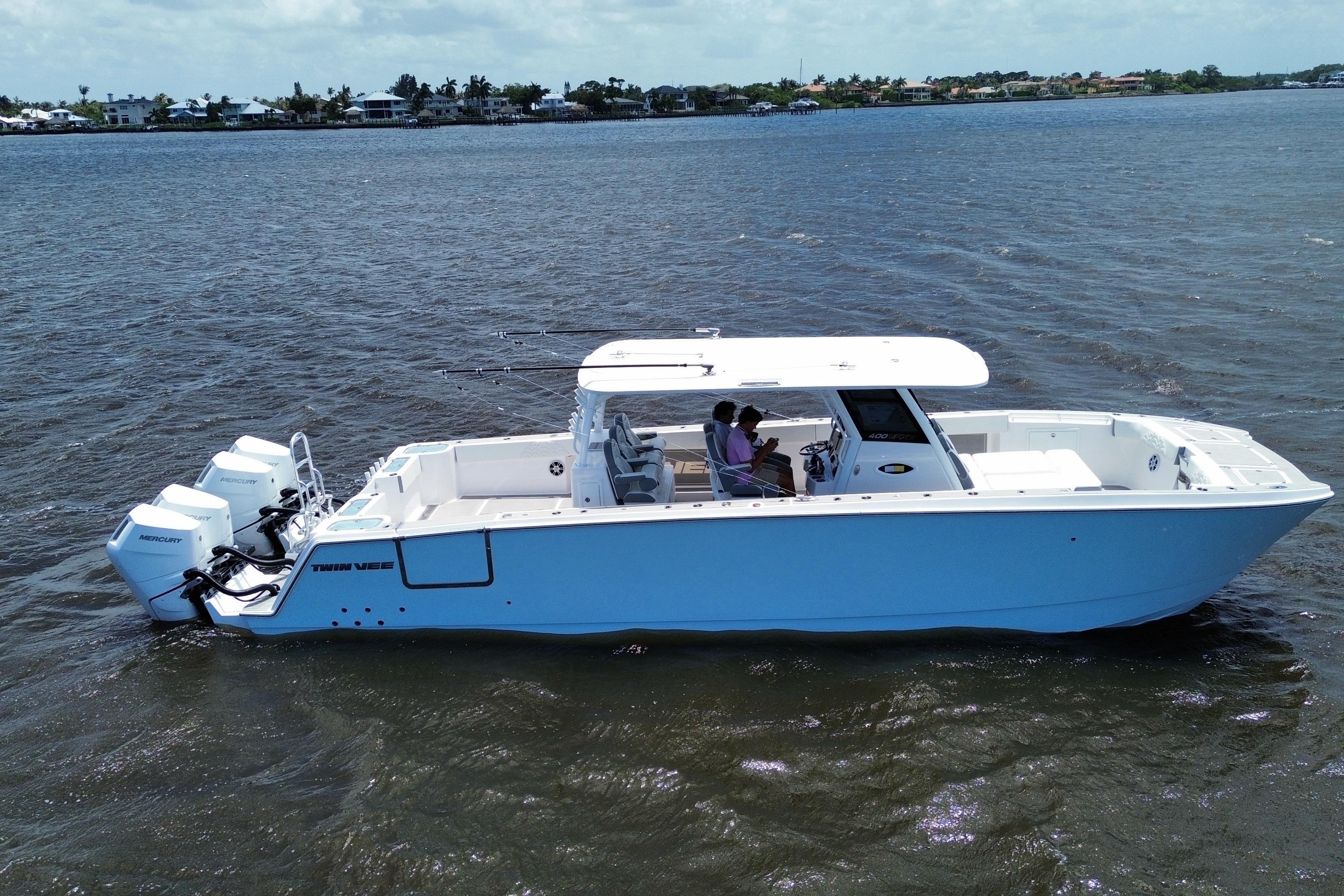 2025 Twin Vee 400 GFX2 CC main photo