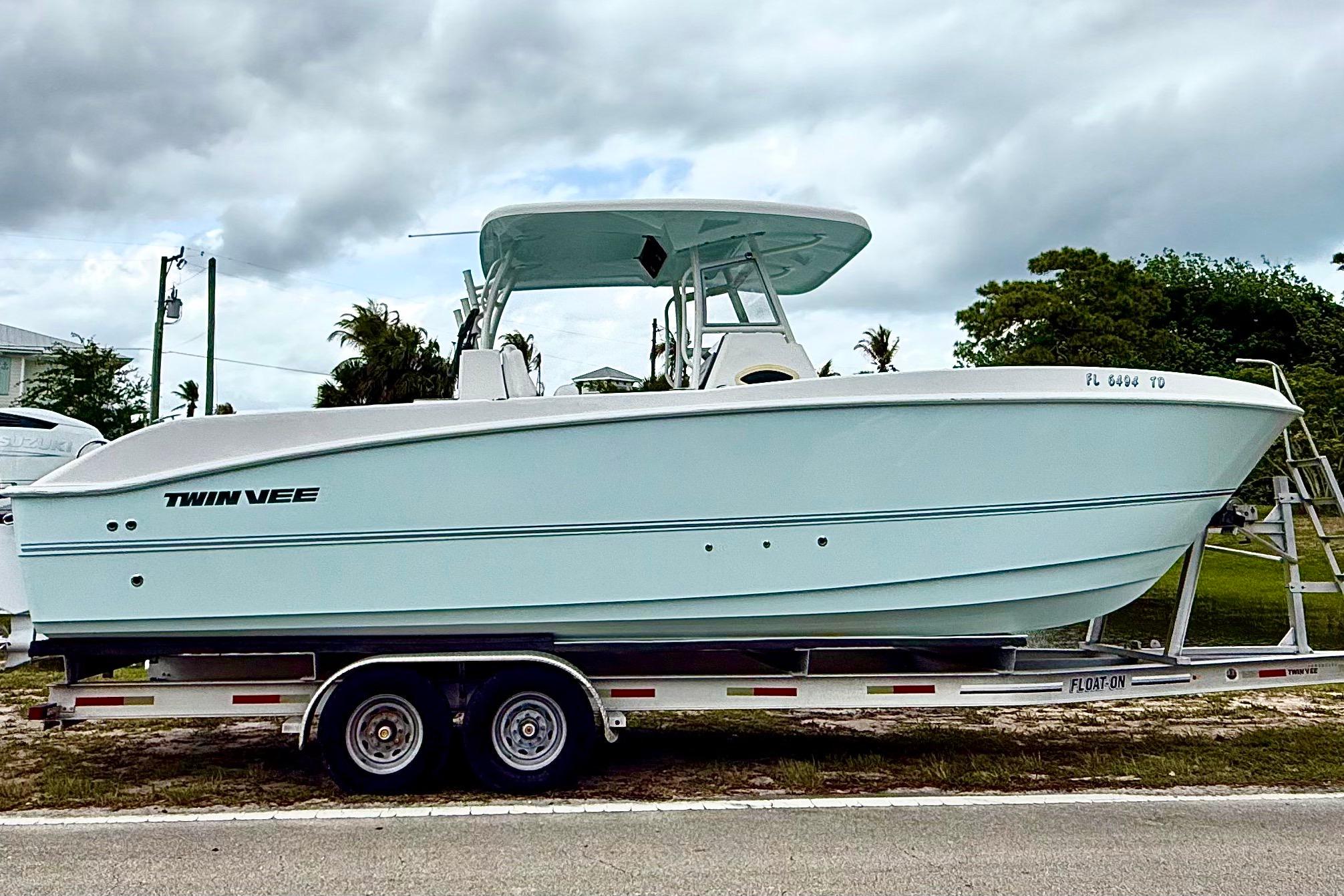2022 Twin Vee 280 GFX CC main photo
