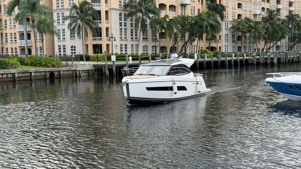 34ft 2019 Carver C34 main photo