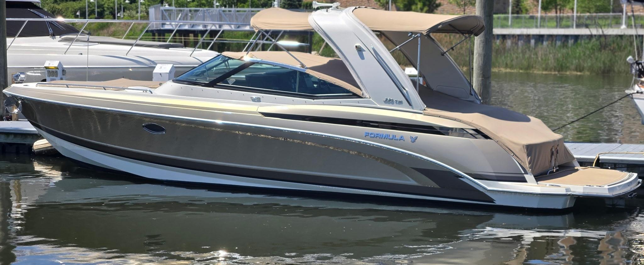 2015 Formula 330 Crossover Bowrider main photo