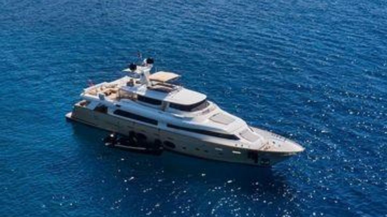 2010 Custom Line Navetta 33 main photo