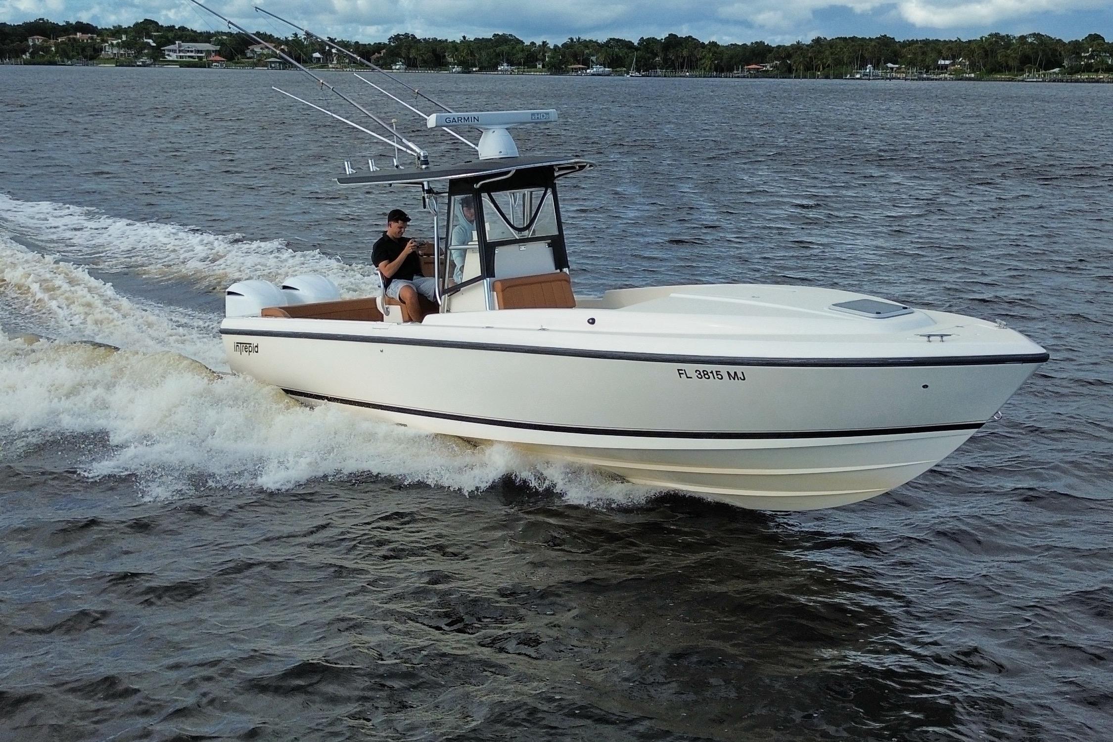 2004 Intrepid 322 Cuddy main photo